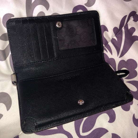 Michael Kors wallet/wristlet - Picture 2 of 4